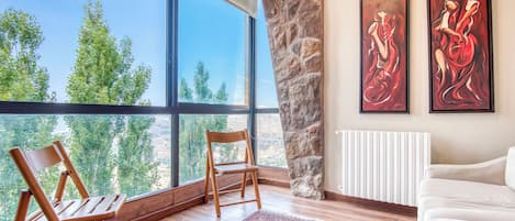 Appartement Duplex, 3 chambres, cuisine, vue montagne | Salle de séjour | Télévision de 45 pouces avec chaßnes par cùble, services de streaming