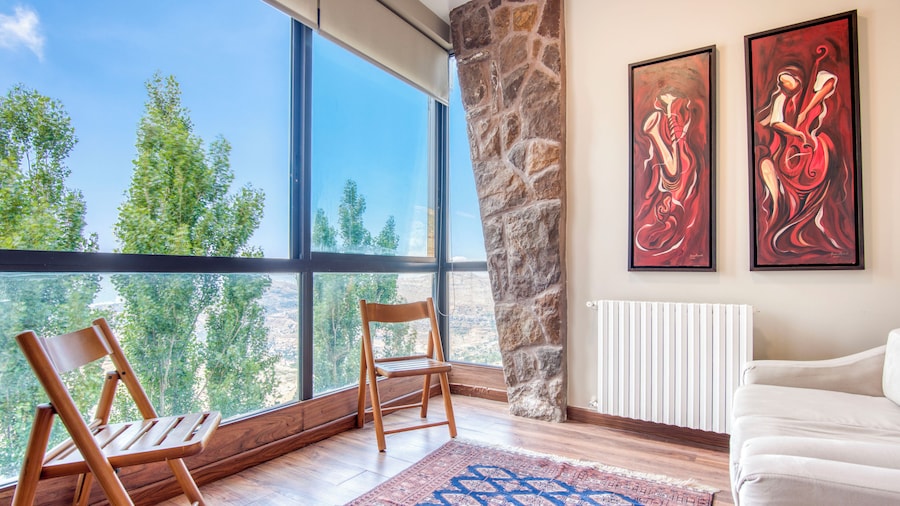 Gin 3-Bedroom Apartment in Mzaar