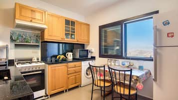 Refrigerador con freezer, microondas, horno, placa de cocina
