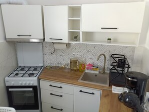 Fridge, microwave, oven, stovetop - Serenity apartment in Băile Herculane (Băile Herculane)