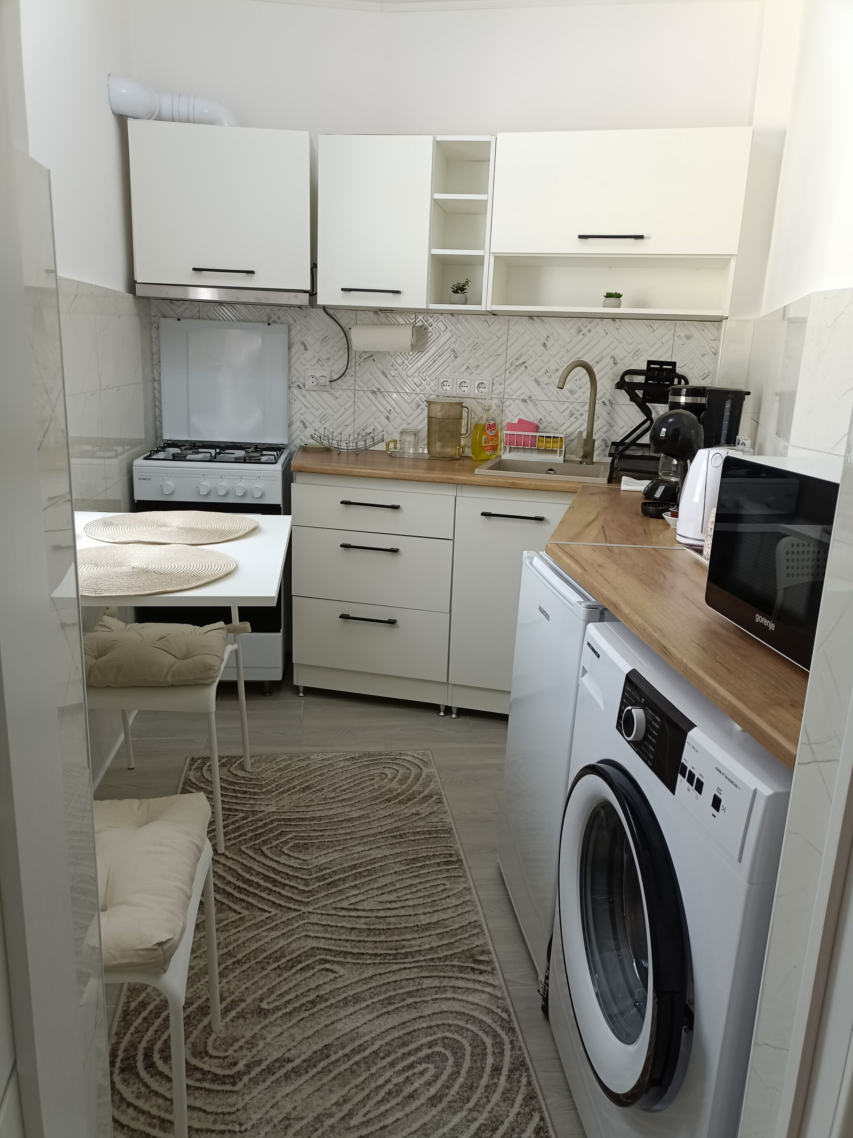 Kühlschrank, Mikrowelle, Ofen, Herdplatte