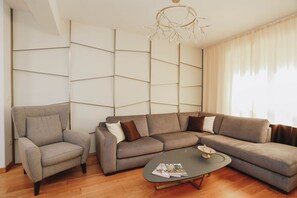 Superior Apartment, Sea View | Living area