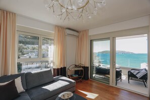 Superior Apartment, Sea View | Living area