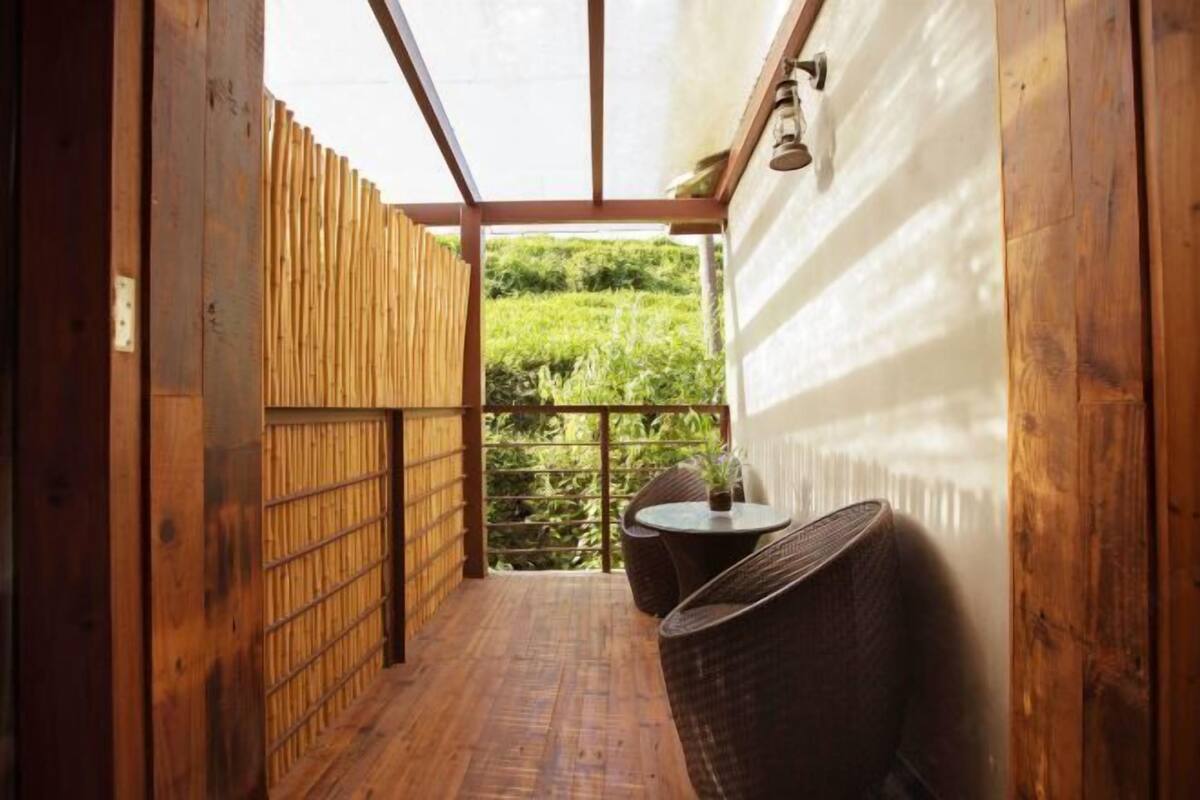 Interior de madera con vista a zonas verdes.