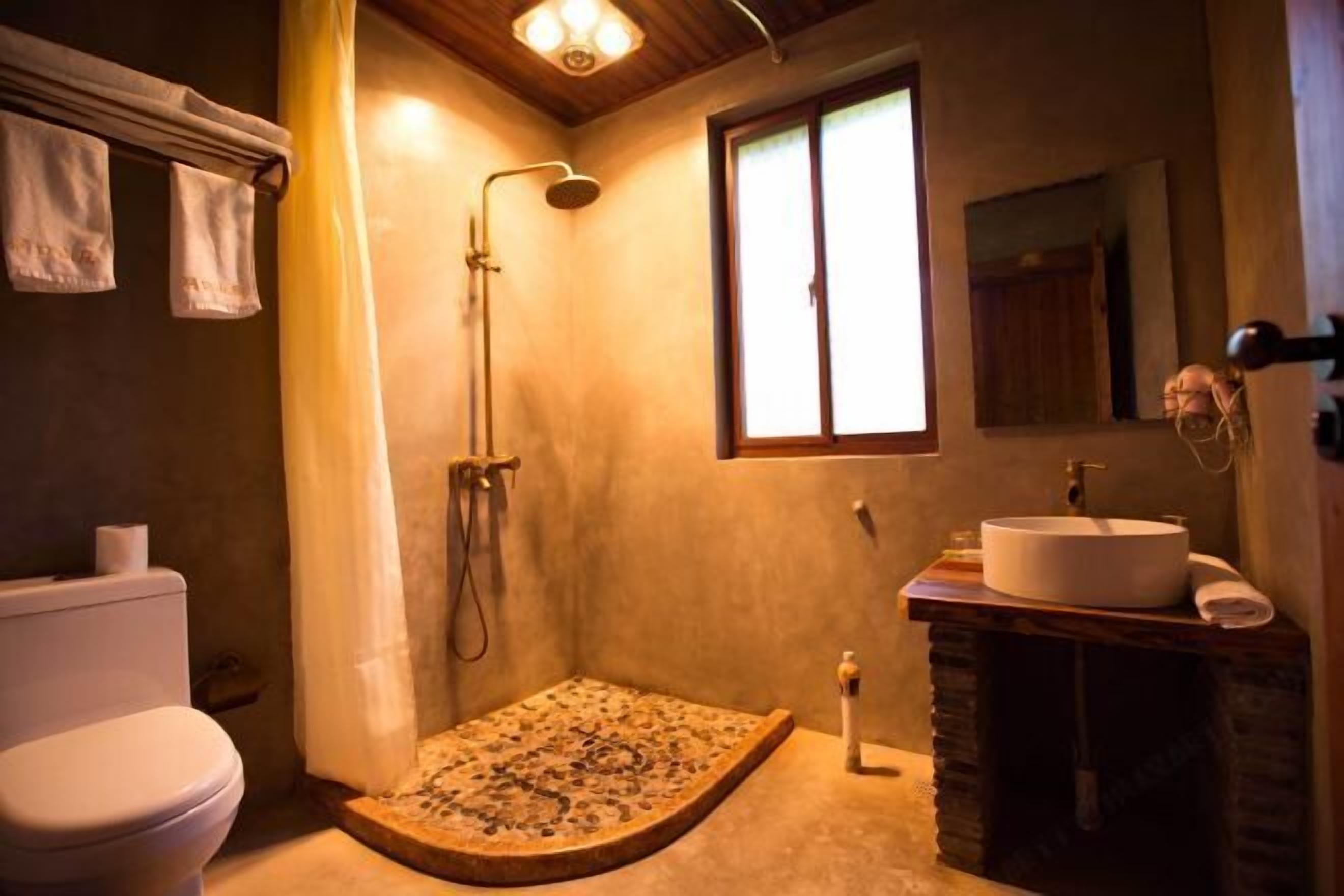 Un baño con ducha, inodoro y lavamanos.