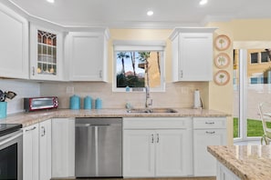 Condo, várias camas (Golden Arms 101) | Cozinha privada
