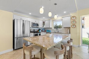 Kondominium, Beberapa Tempat Tidur (Golden Arms 101) | Dapur pribadi | Oven dan pemanggang roti
