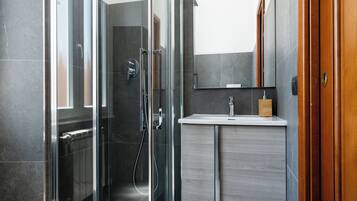 Douche, sĂšche-cheveux, bidet, serviettes fournies