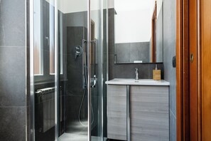 Shower, hair dryer, bidet, towels