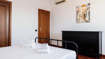 1 Schlafzimmer, BĂŒgeleisen/BĂŒgelbrett, kostenloses WLAN, BettwĂ€sche