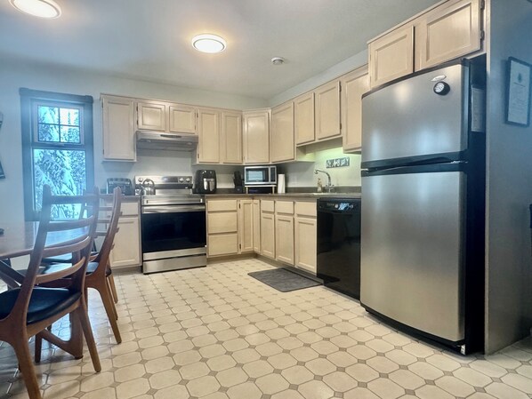 Microondas, horno, parrilla de estufa y lavavajillas 