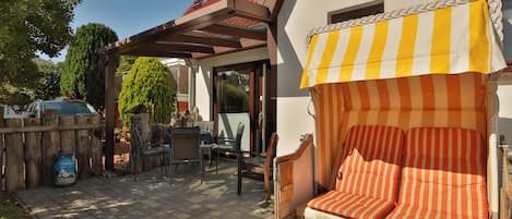 Terrasse mit Strandkorb