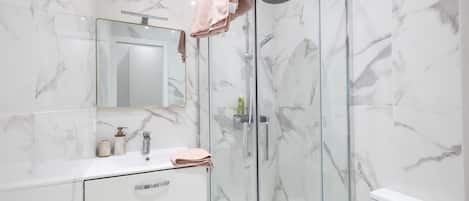 Douche, serviettes fournies