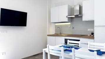 KĂŒhlschrank, Ofen, Herdplatte, Kochgeschirr/Geschirr/Besteck