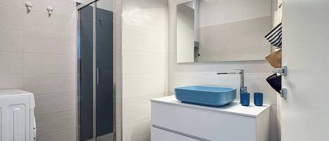 Een douche, een haardroger, een bidet, handdoeken