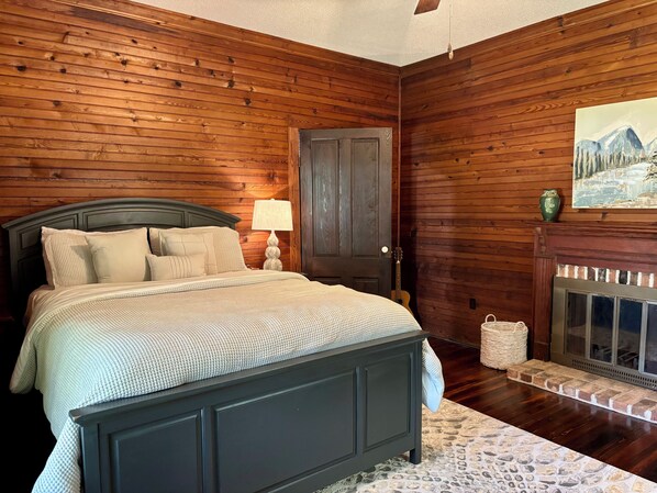 4 bedrooms, iron/ironing board, internet, bed sheets