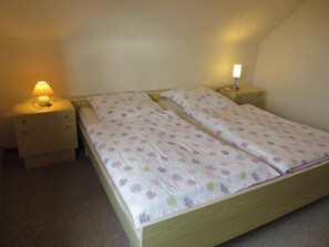 3 bedrooms, free WiFi - NEW! Vacation apartment directly on the dike (Dornum)