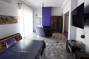 Smart TV, fireplace