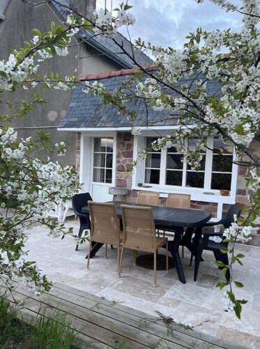 Large renovated family home, garden, parking, 10-minute walk to center and beach.