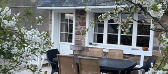 Large renovated family home, garden, parking, 10-minute walk to center and beach.