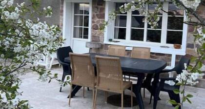 Large renovated family home, garden, parking, 10-minute walk to center and beach.