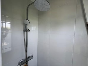 Séchoir à cheveux, serviettes fournies, savon, papier de toilette