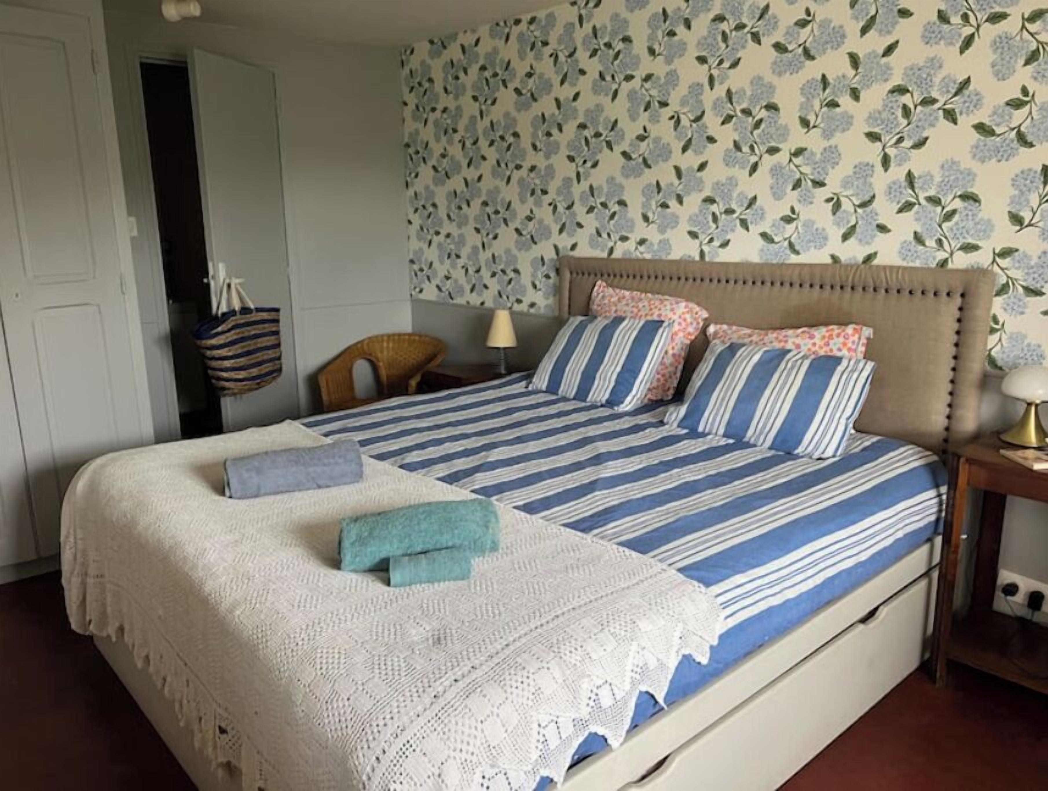 3 chambres, fer et planche à repasser, Wi-Fi, draps fournis