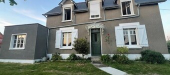 Large renovated family home, garden, parking, 10-minute walk to center and beach.