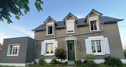 Large renovated family home, garden, parking, 10-minute walk to center and beach.