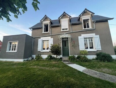 Large renovated family home, garden, parking, 10-minute walk to center and beach.