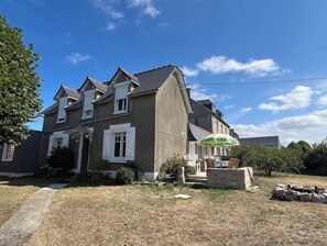 Exterior - Large renovated family home, garden, parking, 10-minute walk to center and beach. (Erquy)