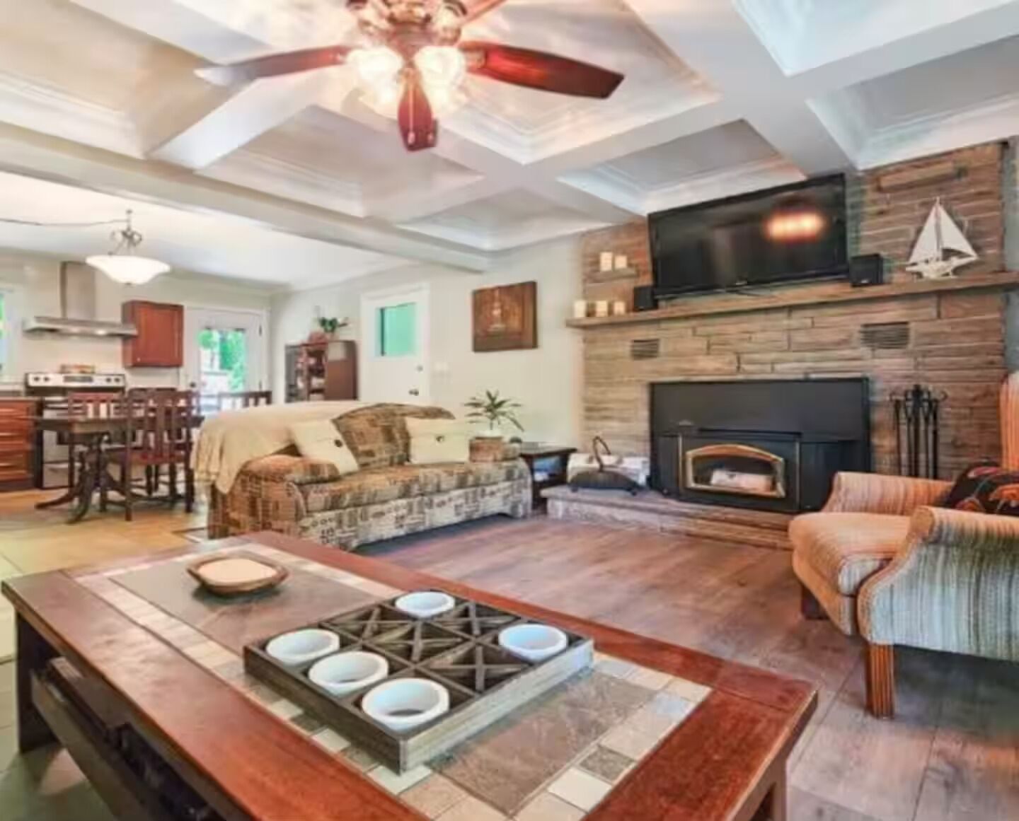 TV connectée, cheminée, lecteur de DVD, livres