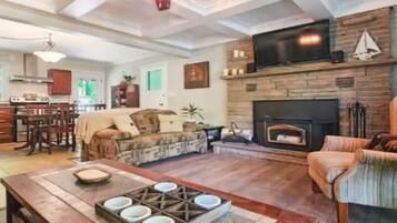 Smart TV, caminetto, lettore DVD, libri