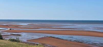 Seaside Escape – 2-Bedroom Oceanview Cottage with Private Beach Access