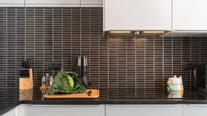 冷蔵庫、電子レンジ、オーブン、コンロ