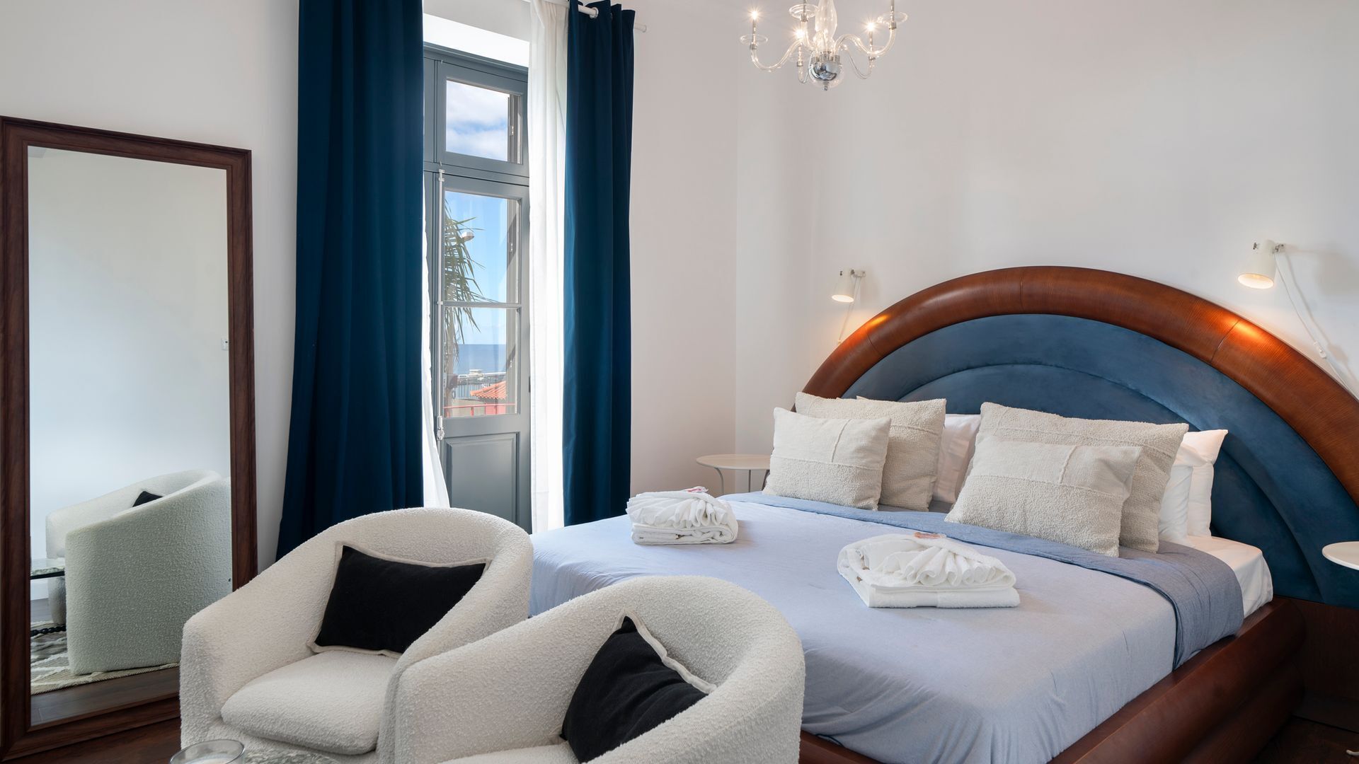 4 dormitorios, tabla de planchar con plancha, cuna de viaje