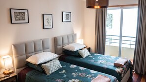 3 bedrooms, iron/ironing board, travel cot, free WiFi - Delmar by LovelyStay (Caniço)