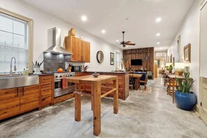 冷蔵庫、電子レンジ、オーブン、コンロ