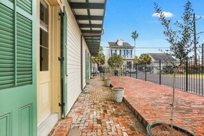 المنطقة المحيطة بالمنشأة