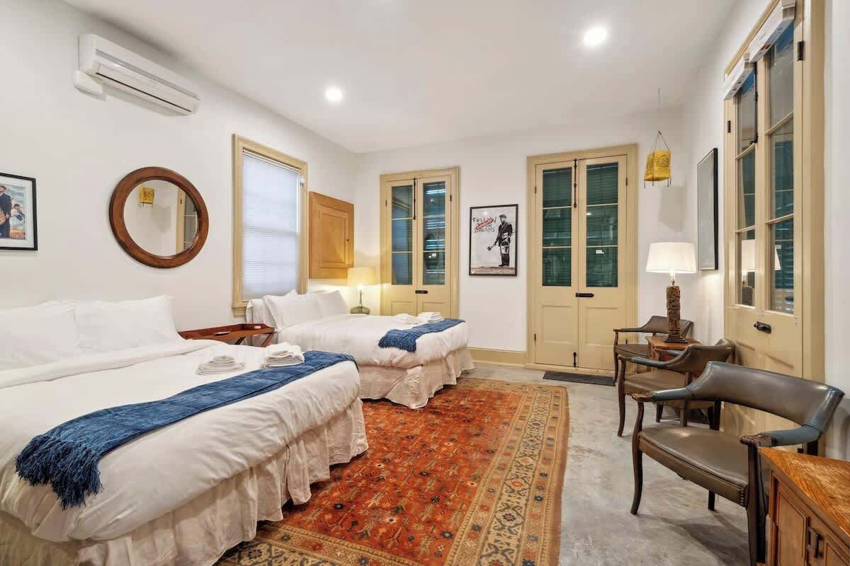 5 bedrooms, desk, iron/ironing board, travel crib