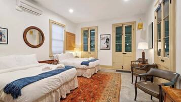 5 bedrooms, desk, iron/ironing board, travel crib