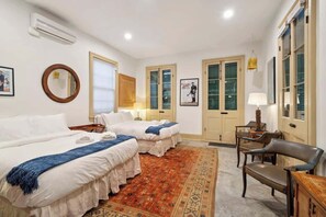 5 室のベッドルーム、デスク、アイロン / アイロン台、旅行用ベビーベッド