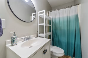 Standard Room | Bathroom | Shower, towels, shampoo, toilet paper