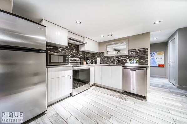 Frigorífic, microones, forn i placa de cuina 