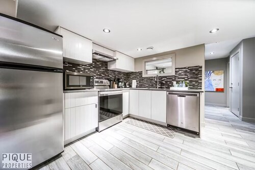 Chic 6BDRM Getaway - KingBed - Patio - BBQ - Garage - Wifi