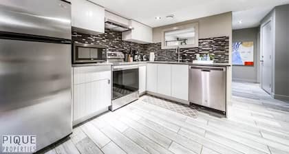 Chic 6BDRM Getaway - KingBed - Patio - BBQ - Garage - Wifi