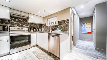 Køleskab, mikrobølgeovn, ovn, kogeplade