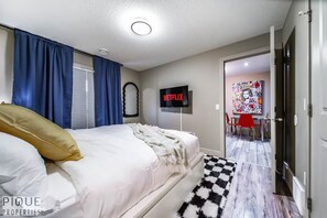 6 bedrooms, desk, iron/ironing board, travel cot