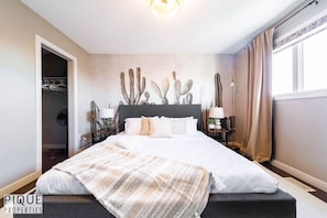 6 bedrooms, desk, iron/ironing board, travel crib