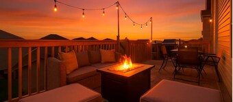 Chic 6BDRM Getaway - KingBed - Patio - BBQ - Garage - Wifi